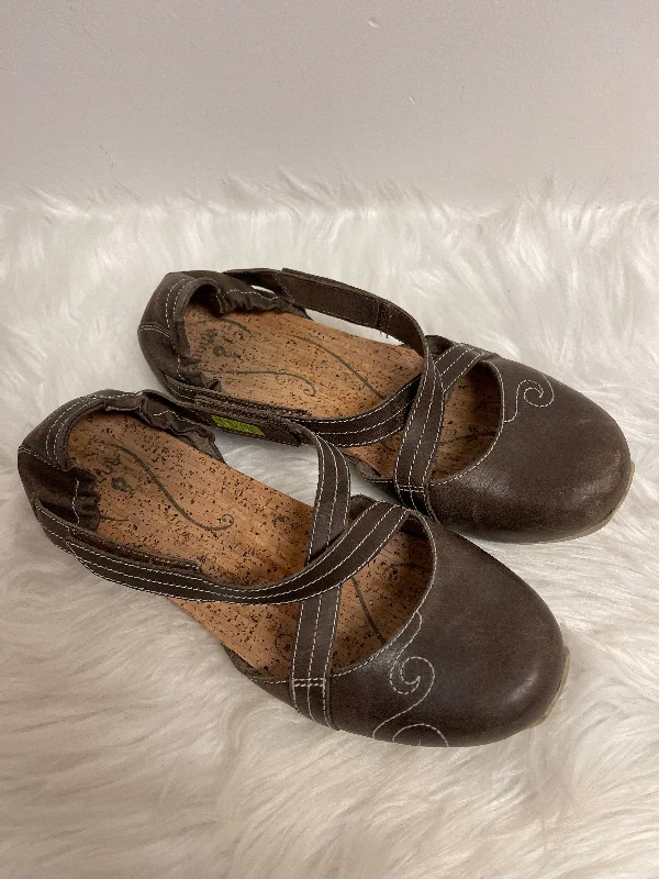 Flats with metallic finishes -Brown Shoes Flats Clothes Mentor, Size 7.5