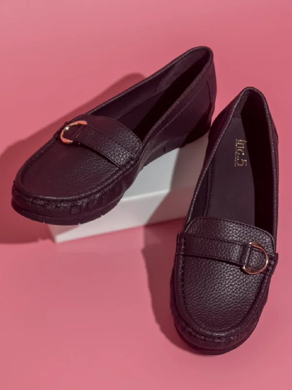 Lightweight loafers for daily hikes-Women Black Solid Flats Loafers