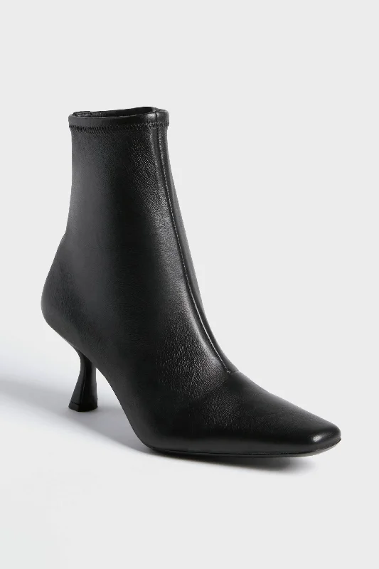 Boots with tight stitching -Black Thandy Boots